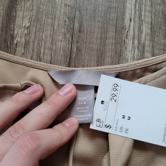 1+1+1= $35 🛍 H&M Blouse NWT Top Beige Size M - Picture 3 of 6